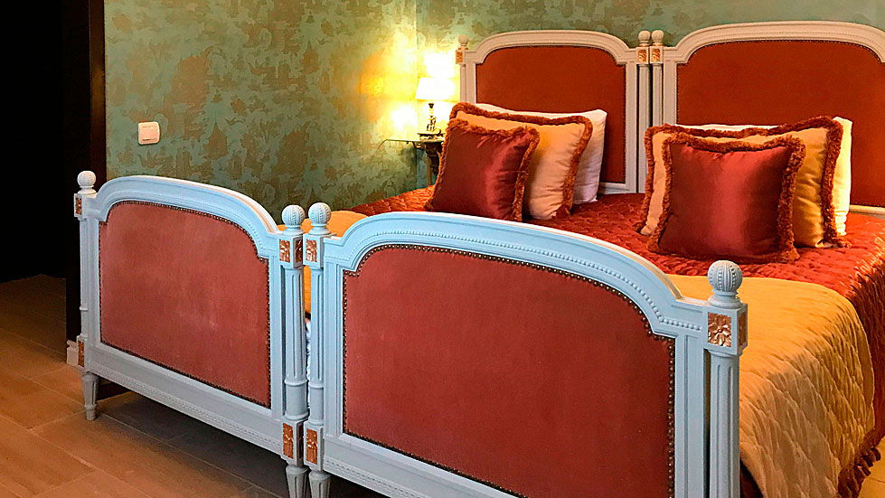 Большая двухспальная кровать в номере стандарт с террасой