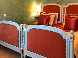 Большая двухспальная кровать в номере стандарт с террасой
