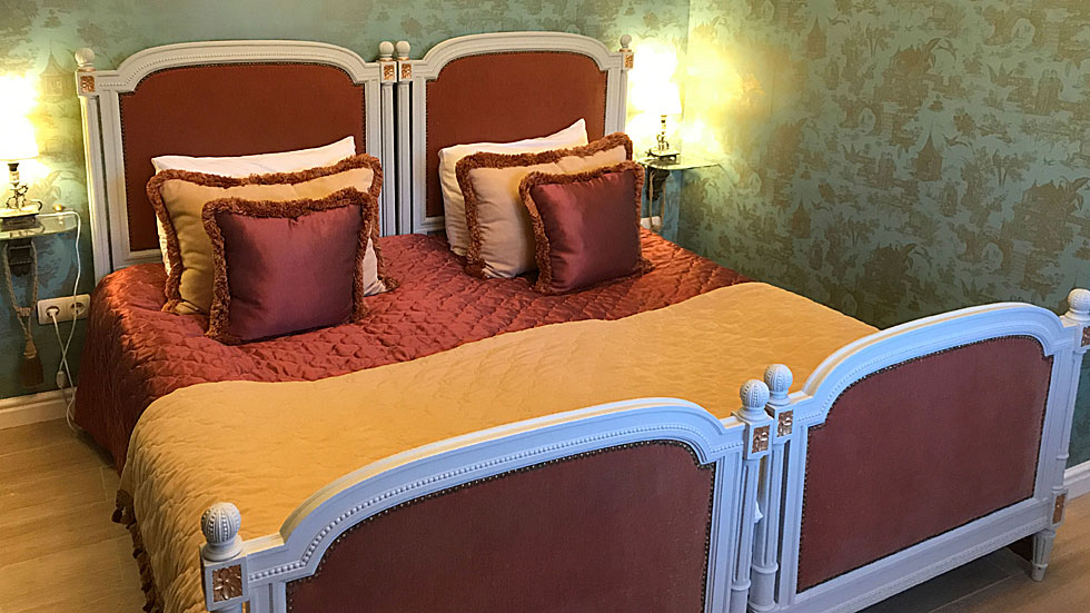 Двухспальная кровать в номере с террасой
