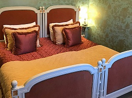 Двухспальная кровать в номере с террасой